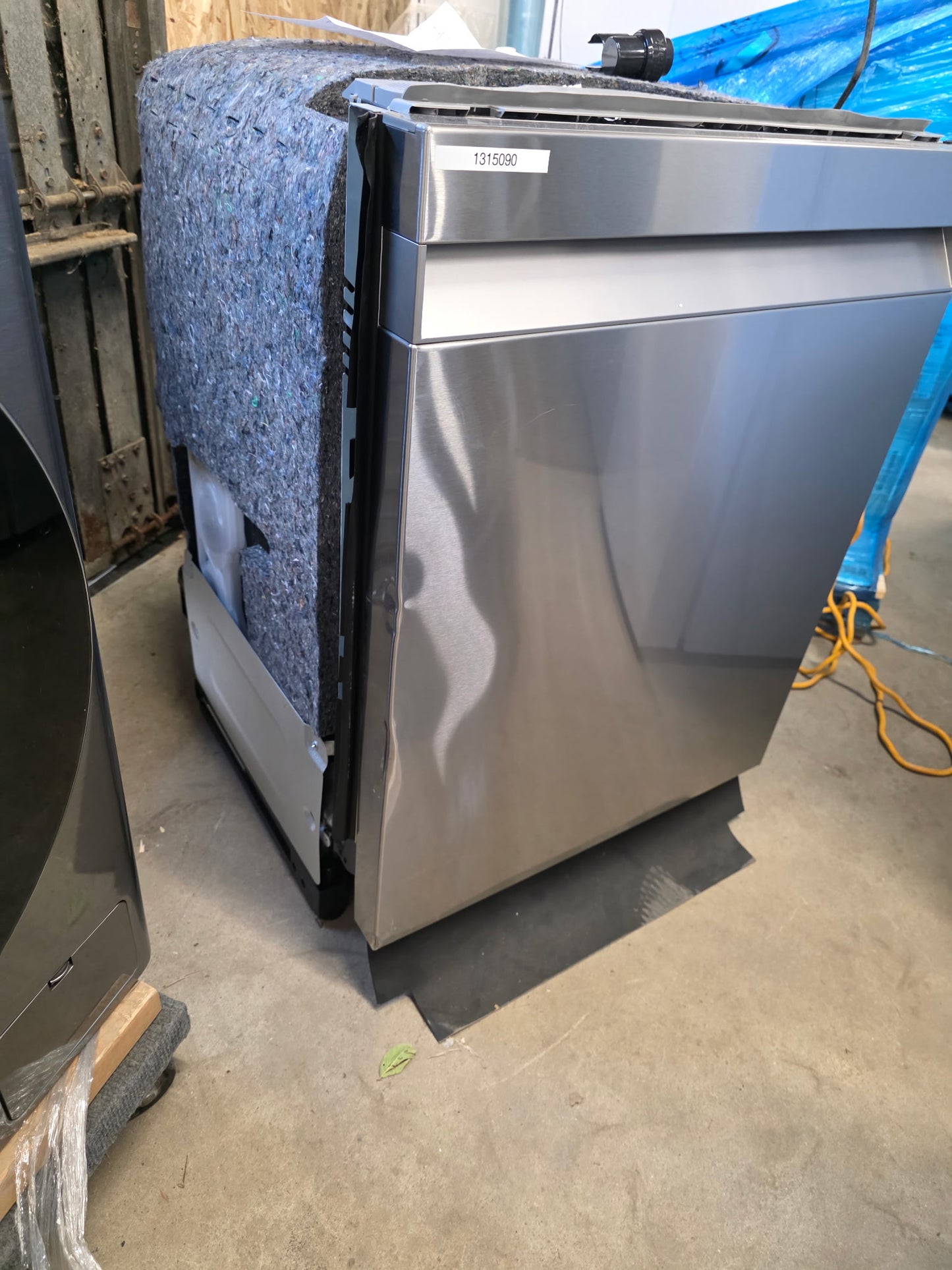 Samsung 24-in Top Control Built-in Dishwasher With Third Rack ( Fingerprint Resistant Stainless Steel ) ENERGY STAR, 39-Decibel Quietest Sound Level Item #1303546 | Model #DW80R9950US