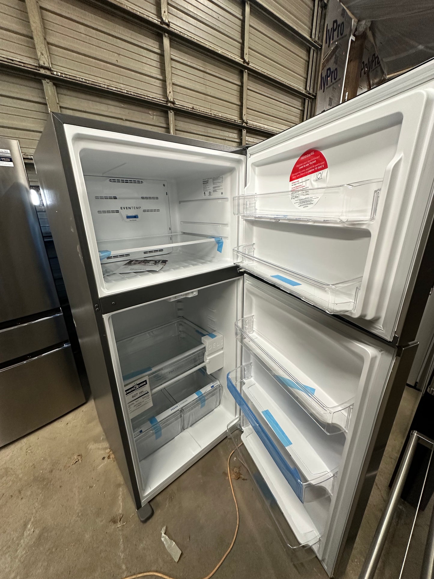Frigidaire 18.3-cu ft Top-Freezer Refrigerator Garage Ready Item