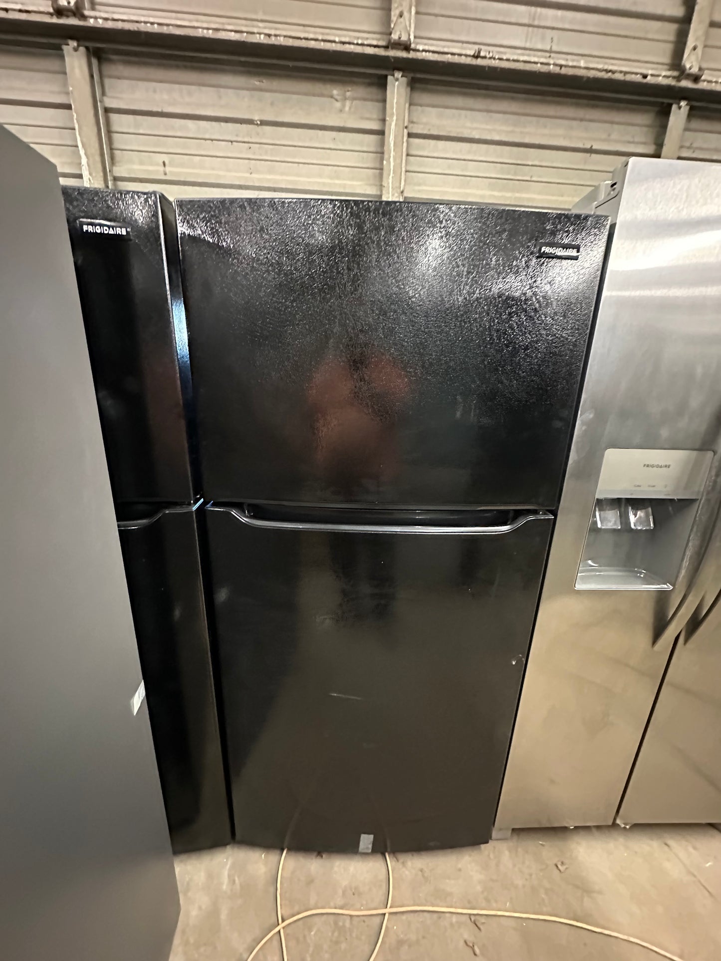 Frigidaire 18.3-cu ft Top-Freezer Refrigerator Garage Ready Item