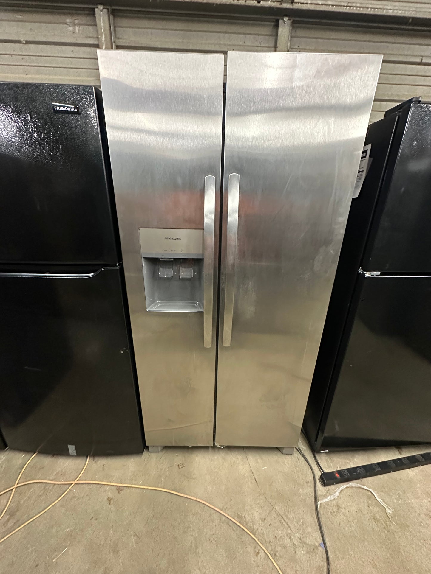 Frigidaire 22.3-cu ft Side-by-Side Refrigerator